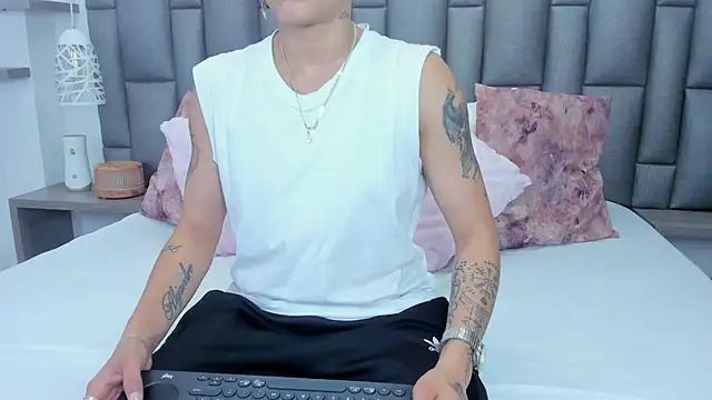 ZoeKrug online show from February 20, 12:29 pm