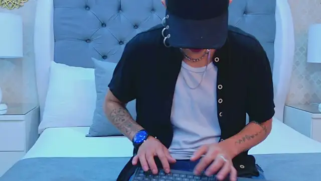 ZoeKrug online show from November 1, 12:20 pm