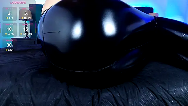 Alisse Moore online show from November 6, 1:50 pm