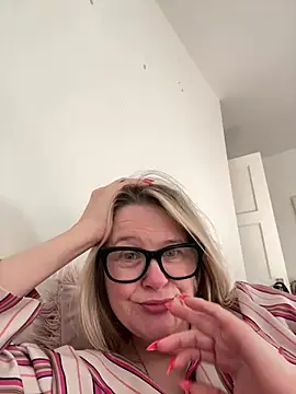 SuzieSub online show from March 4, 8:54 am