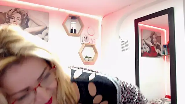 Snapshot of DIVAX_MONSERRAT chatting on October 11, 10:01 pm DIVAX MONSERRAT online show from October 11, 10:01 pm