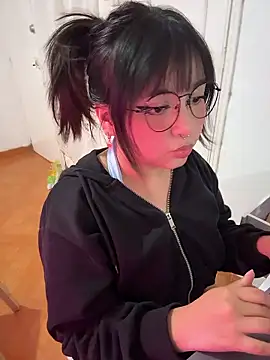 Lolii Zoe online show from January 8, 9:30 pm