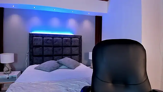 AidaJones online show from March 5, 11:50 am