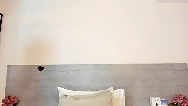 sunnyWhitee online show from March 4, 7:20 pm