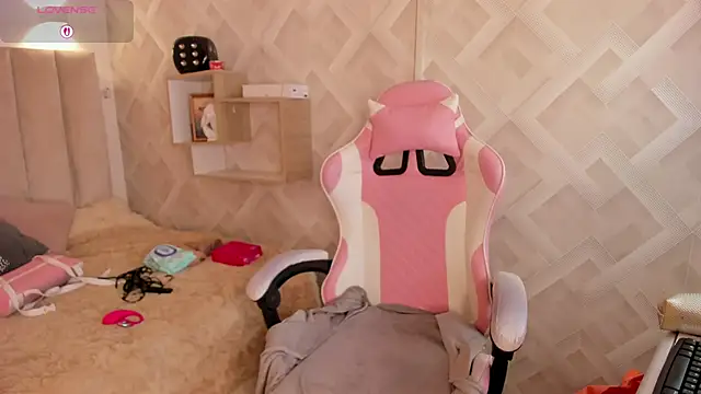 Clhoe Johnson online show from April 21, 12:12 pm