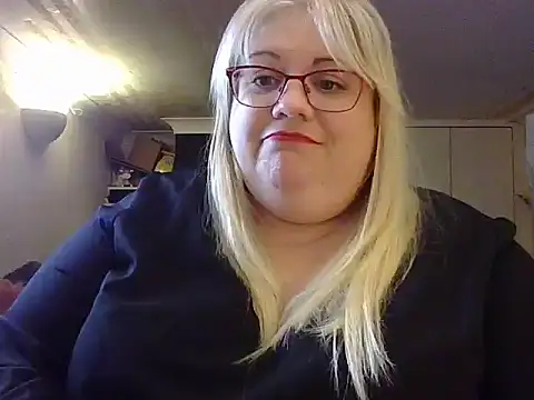 Kinkyhousewife83 online show from September 26, 4:15 pm