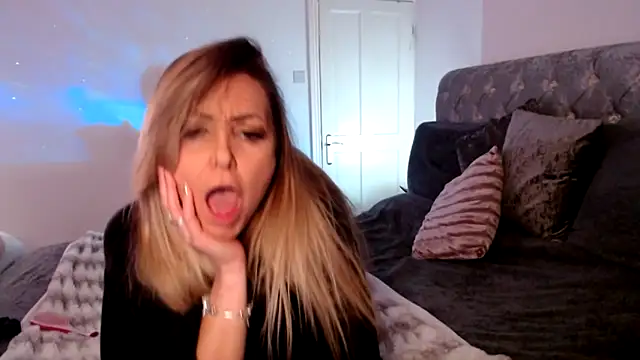 AngeleyesUK online show from October 25, 1:13 am