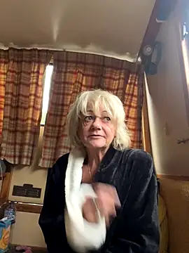 Snapshot of ladyboatlady chatting on October 3, 7:24 am ladyboatlady online show from October 3, 7:24 am