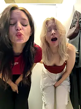 Snapshot of Cum_girlss chatting on September 12, 6:25 am Cum girlss online show from September 12, 6:25 am