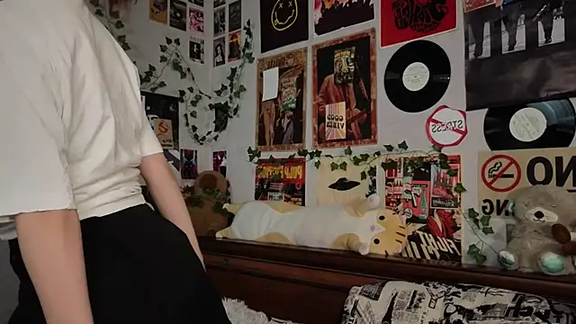 OdetteBiddy online show from December 3, 8:22 pm