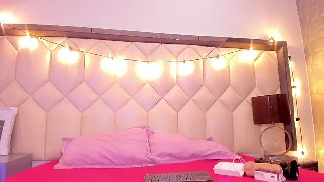 Scarletbigbug online show from February 10, 11:57 am