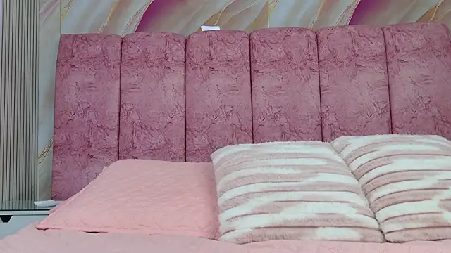 emmacurvy online show from April 18, 3:09 am