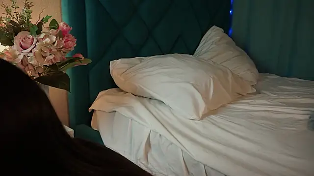 ywixos online show from February 9, 3:36 pm