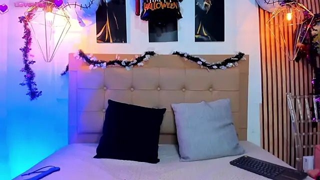 alesziarose online show from October 19, 8:33 pm