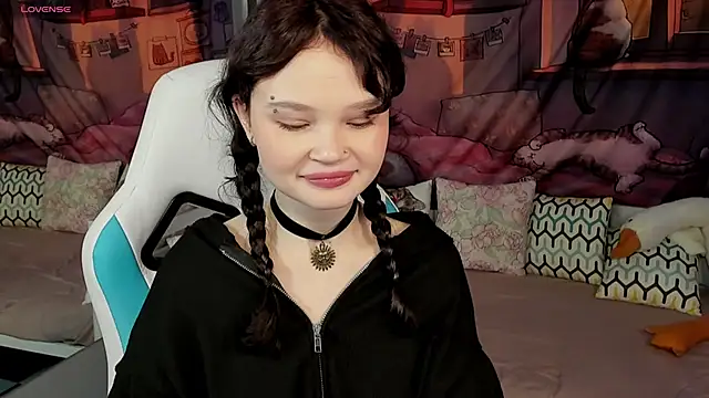 EmilyChaves online show from April 7, 6:04 am