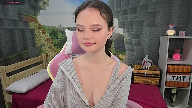 EmilyChaves online show from October 18, 3:59 pm