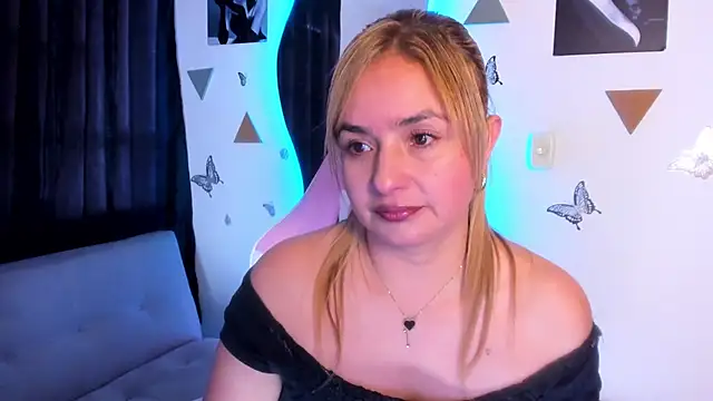 luciamature  online show from December 1, 8:44 pm