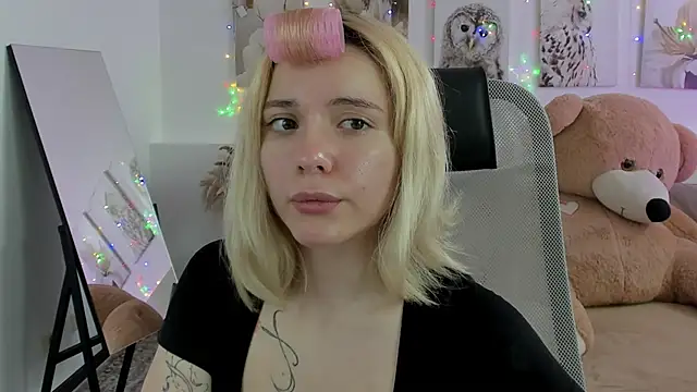 AuroraWrenfield online show from April 14, 4:45 am