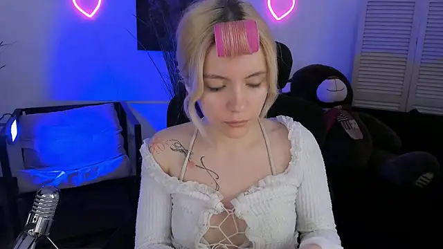 AuroraWrenfield online show from April 2, 4:32 am