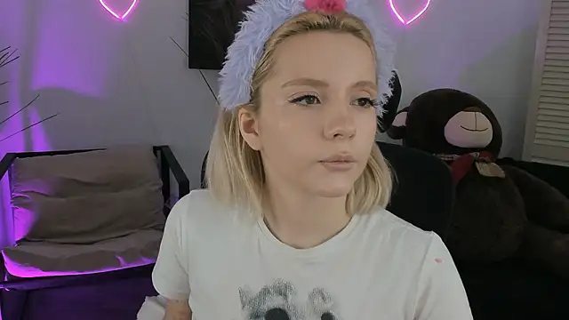 AuroraWrenfield online show from March 6, 4:40 am