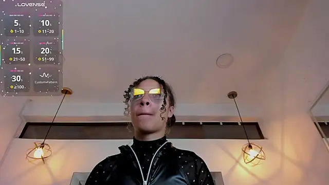 Hanna Cornee  online show from December 17, 2:10 pm