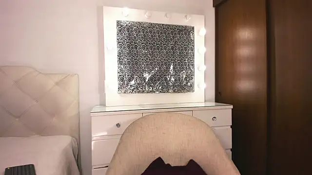 lina quinn online show from December 19, 4:05 am