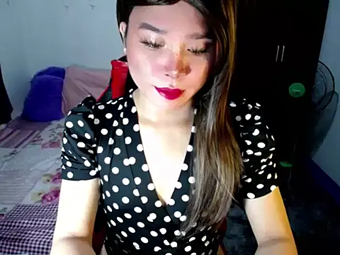 Urassiansweetcummer online show from October 19, 4:03 am