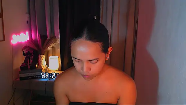 Lorainnelustts online show from December 14, 2:56 pm