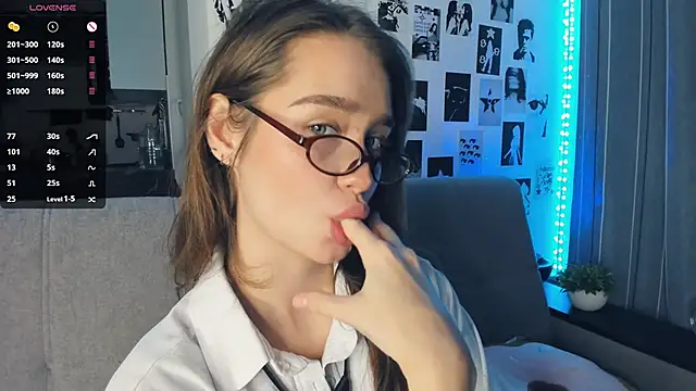 lovelyalivia online show from November 12, 9:40 am