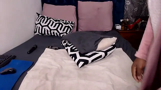 shy-lillyX22 online show from September 17, 11:36 pm