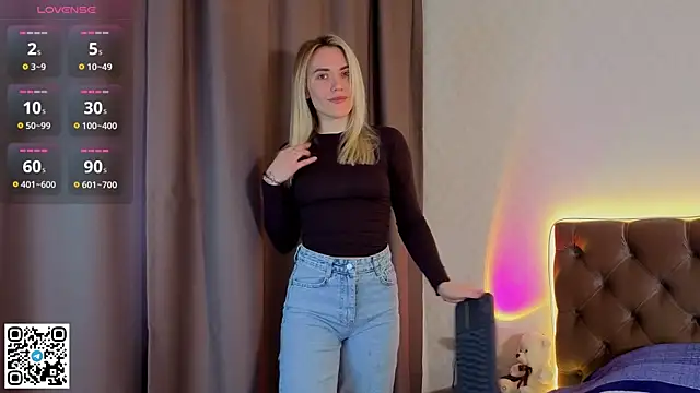 HoneyJohansson online show from April 7, 3:25 pm