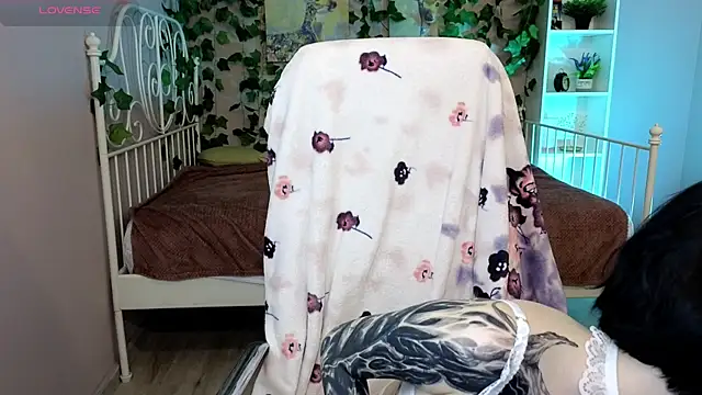 HazelTompson online show from November 7, 8:36 pm