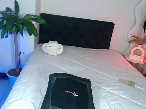 annaplays online show from February 19, 7:19 am