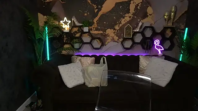 DiamondGoldie online show from September 14, 8:45 am