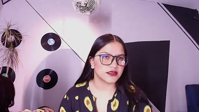 Lilith and Khloe online show from March 3, 11:16 am