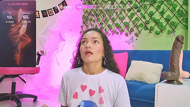 Karen Ariass online show from October 22, 2:00 pm