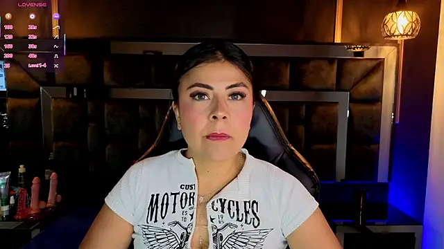 Aniajoness  online show from October 3, 3:55 am