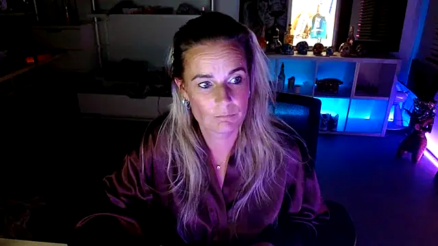 Snapshot of Mrs-Aurora chatting on October 6, 9:52 pm Mrs-Aurora online show from October 6, 9:52 pm