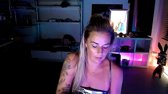 Snapshot of Mrs-Aurora chatting on October 14, 8:55 pm Mrs-Aurora online show from October 14, 8:55 pm