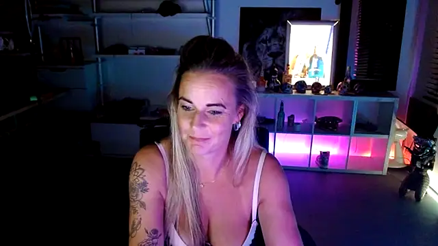 Snapshot of Mrs-Aurora chatting on October 9, 12:48 am Mrs-Aurora online show from October 9, 12:48 am