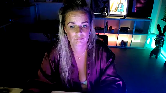 Snapshot of Mrs-Aurora chatting on October 15, 9:06 pm Mrs-Aurora online show from October 15, 9:06 pm