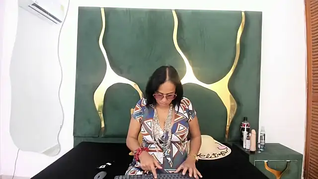 perlaasm online show from October 6, 1:17 pm