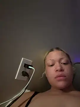 thatgurlred online show from February 13, 9:44 am