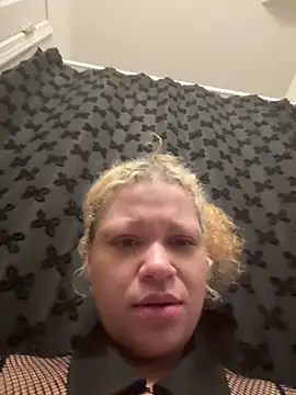 thatgurlred online show from February 3, 9:25 am