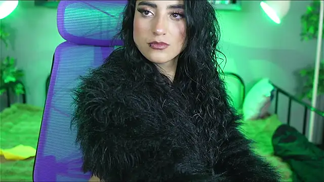 Snapshot of Emma_and_Issac chatting on October 18, 6:49 am Emma and Issac online show from October 18, 6:49 am