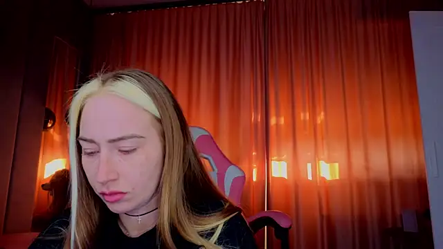 Reina Cummings online show from November 1, 7:01 am