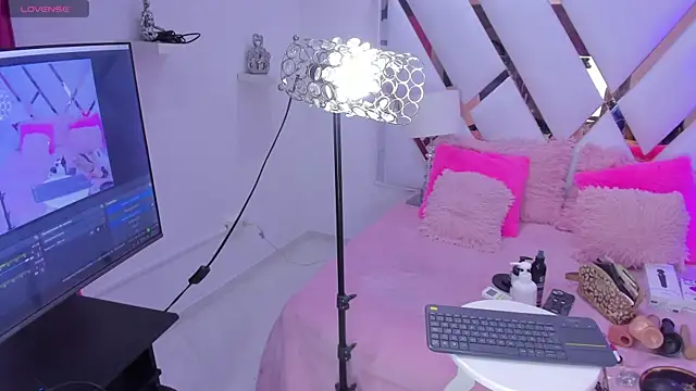 Snapshot of megann__up chatting on October 4, 3:23 am megann up online show from October 4, 3:23 am