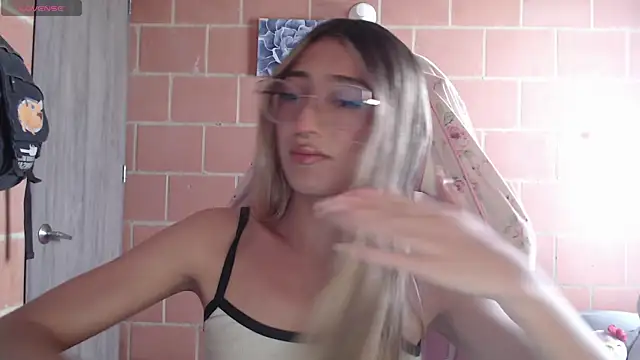 Snapshot of Andrea_camilaaa chatting on September 21, 4:16 pm Andrea camilaaa online show from September 21, 4:16 pm