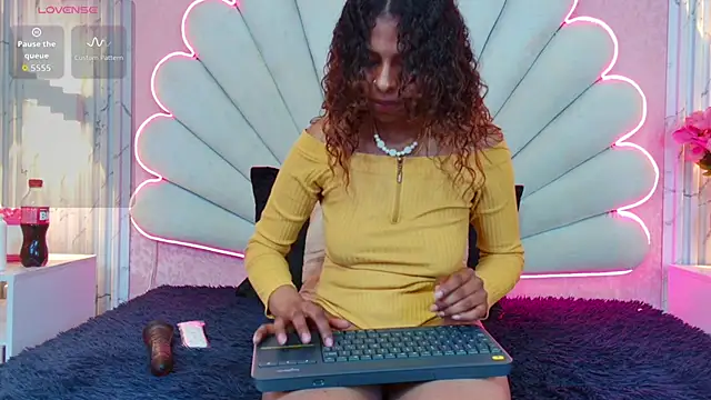 MisRoos online show from December 16, 4:13 pm