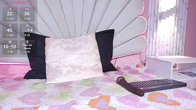 MisRoos online show from November 14, 5:57 pm